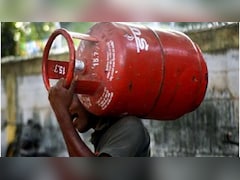 गैस सिलेंडर की होम डिलीवरी में पैसे ज्यादा लिए जाएं तो कहां शिकायत करें? जान लें जरूरी बात