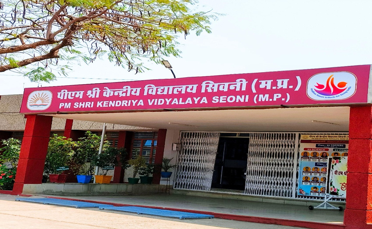 Kendriya Vidyalaya Seoni: प्रिंसिपल ने स्कूल में स्टूडेंट्स के टी-शर्ट उतरवाए; केंद्रीय विद्यालय में हंगामा
