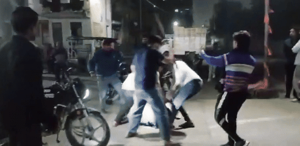 नोएडा में बीच सड़क पर युवक को लात, घूसों और डंडों से पीटा, वीडियो देख कांप जाएंगे