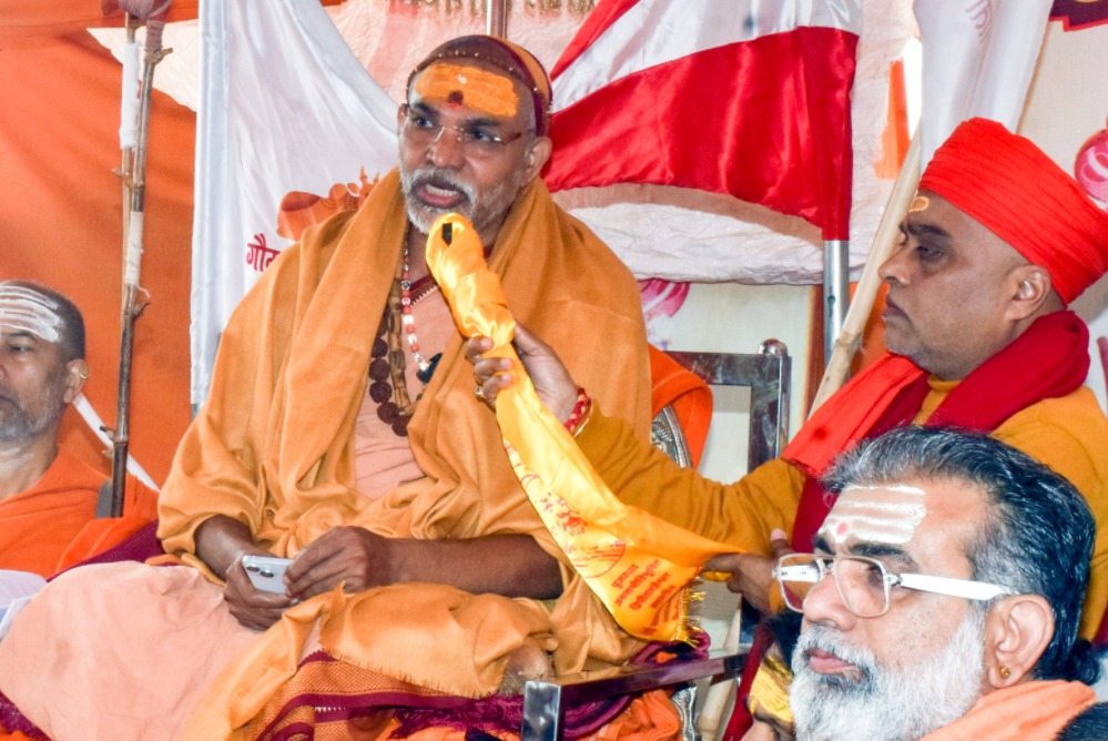 40 दिन में गौ माता को राज्य माता घोषित करें नहीं तो...  शंकराचार्य ने योगी सरकार को दिया अल्टीमेटम