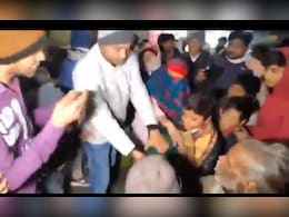 कंबल बांट रहे कलेक्टर के सामने आपस में ही भिड़ पड़े लोग, अफरा-तफरी के बीच कार्यक्रम छोड़ लौटे IAS अफसर&nbsp;