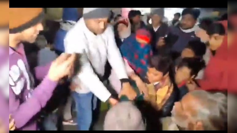 कंबल बांट रहे कलेक्टर के सामने आपस में ही भिड़ पड़े लोग, अफरा-तफरी के बीच कार्यक्रम छोड़ लौटे IAS अफसर&nbsp;