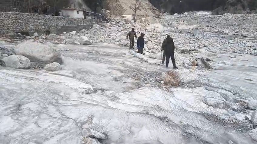 छोटे-बड़े झरने भी जम चुके हैं.