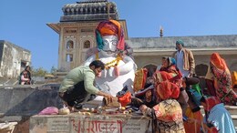Makar Sakranti 2026: मकर संक्रांति पर पुष्कर के इस अनूठे मंदिर में उमड़ी भीड़, यहां पगड़ीधारी धर्मराज करते हैं वराह की पहरेदारी