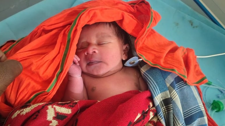 कांटों में फेंका फूल सा बेटा: मां-बाप चाहकर भी नहीं तोड़ पाए मासूम के सांसों की डोर, बोरी में बंद देख पसीजा लोगों का दिल