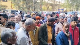 Urea Fertilizer Crisis: यूरिया खाद की मारामारी, किसानों की बढ़ाई&nbsp;परेशानी, अधिकारी बोले- 'डिमांड से ज्यादा आ चुका खाद'