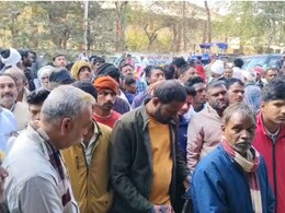 Urea Fertilizer Crisis: यूरिया खाद की मारामारी, किसानों की बढ़ाई&nbsp;परेशानी, अधिकारी बोले- 'डिमांड से ज्यादा आ चुका खाद'