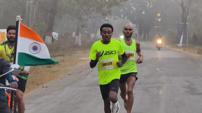 अबूझमाड़ पीस हाफ मैराथन भव्यता के साथ सम्पन्न: विदेशी मेहमानों ने दिखाया&nbsp;अपना दम, इथोपिया के धावक फिरोमोसा तो हरियाणा की मुन्नी देवी ने मारी बाजी