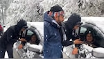 'आंटी' की जिंदादिली को सलाम...70 की उम्र में 25 वाला जोश, भारी बर्फबारी के बीच दौड़ाई कार