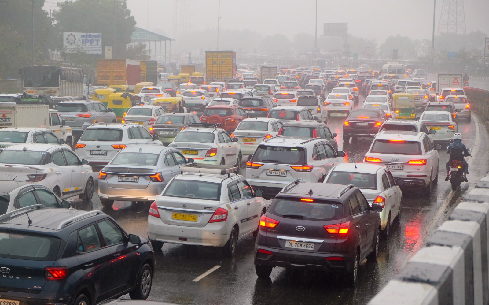 आज आंधी-बारिश हिला देगी, दिल्ली NCR में फिर बदलेगा मौसम, उत्तर भारत में बिजली के साथ ओला भी गिरने की चेतावनी