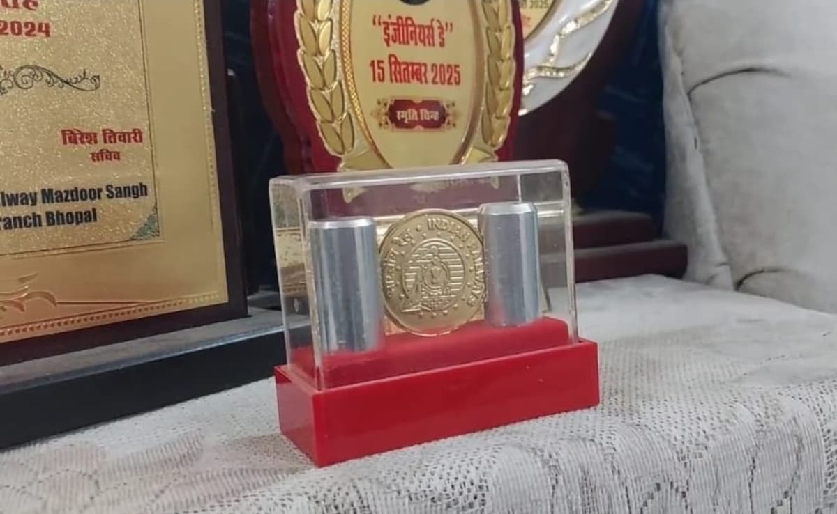 'Silver' Medals Gifted To Retired Railway Staff. They Were Made Of Copper