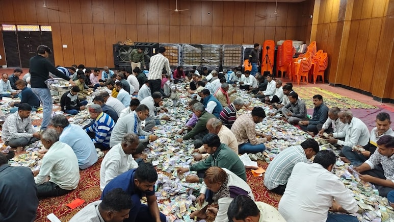 Sawariya seth Mandir: सावंलियाजी के दरबार में लगा नोटों का ढेर, पहले चरण में 10 करोड़ रुपए के पार हुआ आंकड़ा