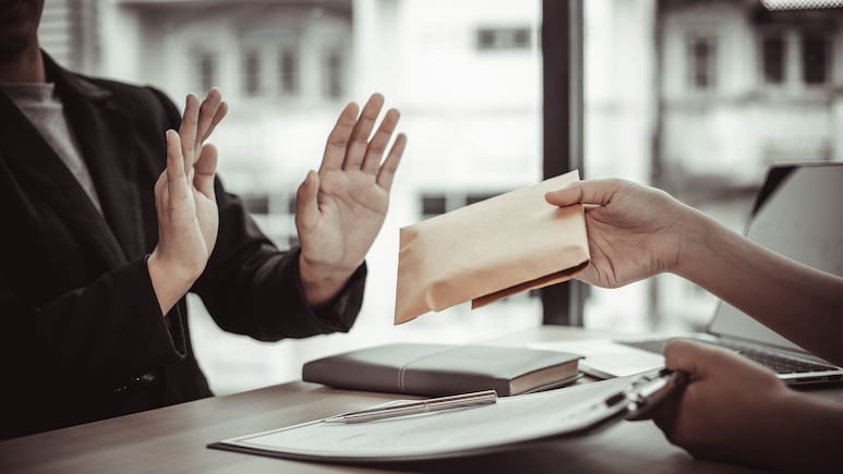 Kolhapur News: अधिकारी बनले बाळूमामाचे भक्त.. स्टँडवर ट्रॅप लावला अन् रंगेहाथ पकडलं; कोल्हापुरात मोठी कारवाई