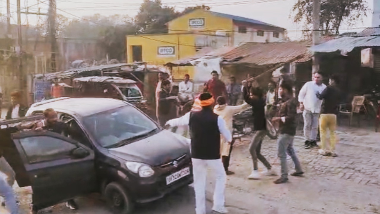 हरदोई में खौफनाक मंजर, कार से खींचकर महिला वकील के परिवार को बेरहमी से पीटा, रोंगटे खड़े कर देगा वीडियो