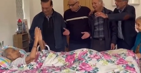 मौत के साए में भी नहीं छोड़ा साथ, 91 साल के दोस्त के लिए चार दोस्तों ने गाया 'तेरे जैसा यार कहां', रो पड़ा इंटरनेट
