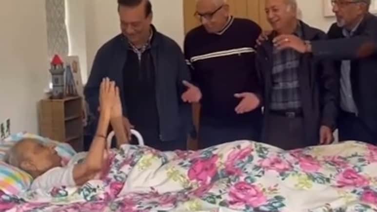 मौत के साए में भी नहीं छोड़ा साथ, 91 साल के दोस्त के लिए चार दोस्तों ने गाया 'तेरे जैसा यार कहां', रो पड़ा इंटरनेट