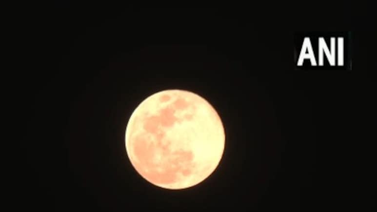 नए साल का पहला 'सुपरमून' देखिए, आम पूर्णिमा के चांद से है 30% ज़्यादा चमकदार