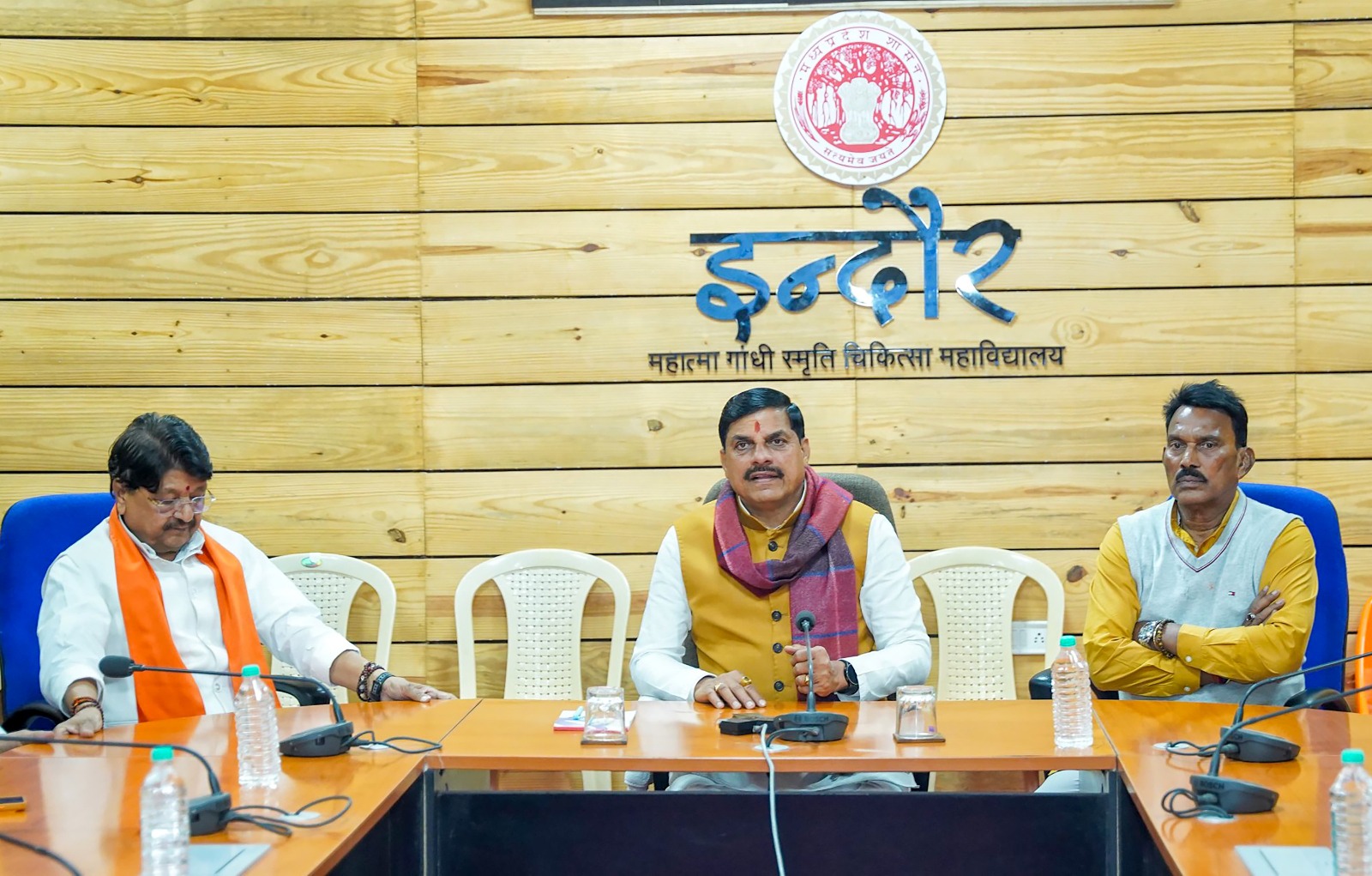 इंदौर के अपर आयुक्त को तत्काल हटाने का निर्देश, दूषित पानी को लेकर कारण बताओ नोटिस जारी