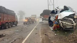 कोहरे का कहर: ग्वालियर-इटावा हाईवे पर बेकाबू ट्रक ने कार को रौंदा, 4 लोगों की मौके पर मौत