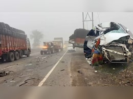 कोहरे का कहर: ग्वालियर-इटावा हाईवे पर बेकाबू ट्रक ने कार को रौंदा, 4 लोगों की मौके पर मौत