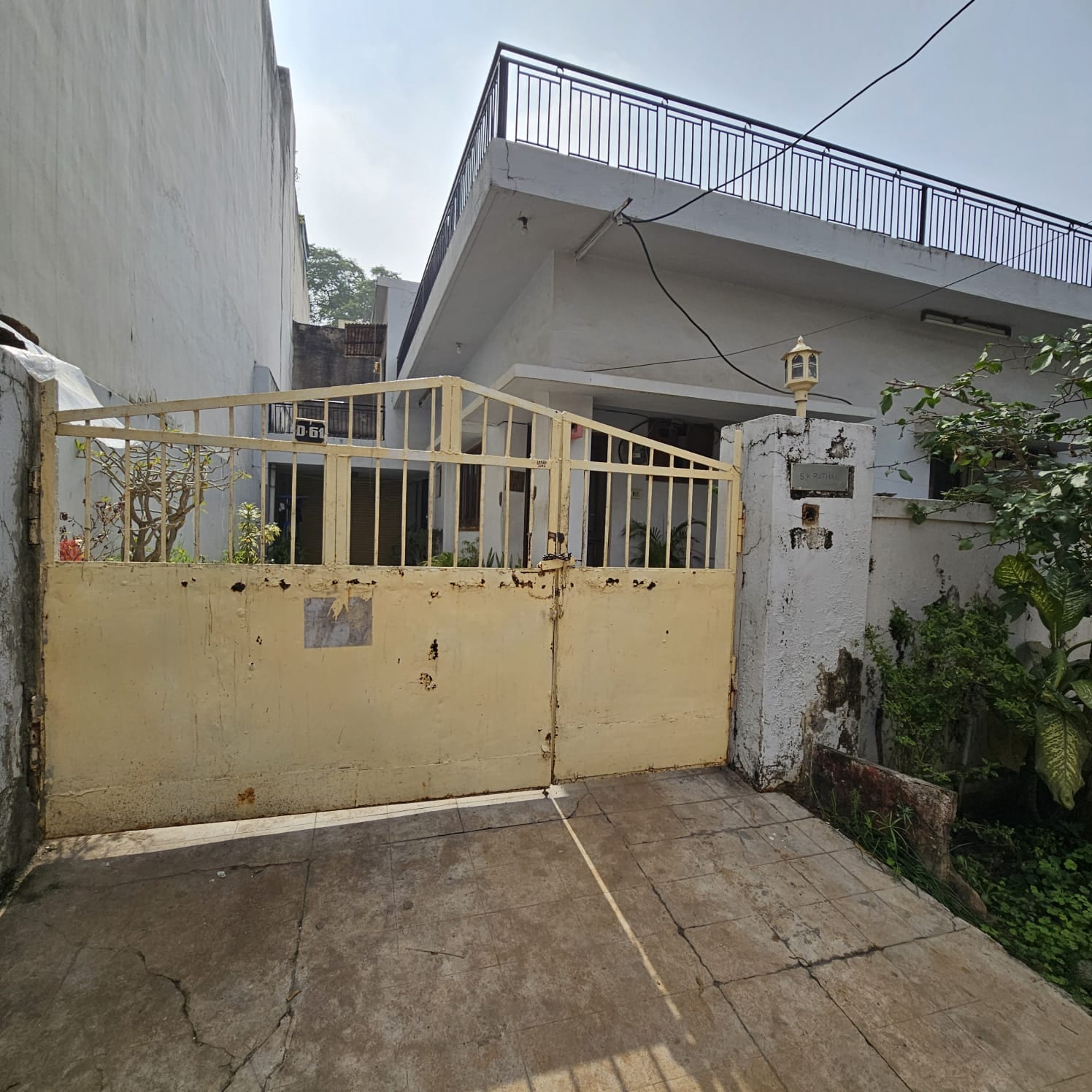 ग्वालियर स्थित घर पर पसरा सन्नाटा. 