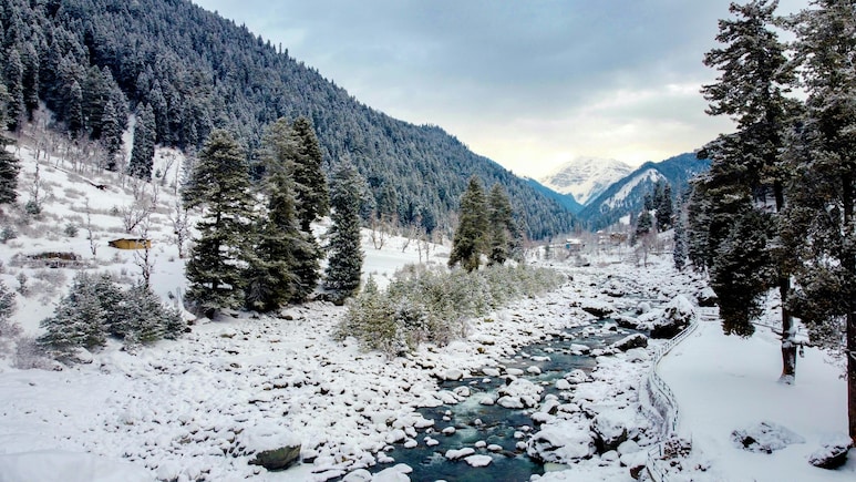 From Leh To Manali: 5 Indian Tourist Spots Where You Can See Snow Right Now