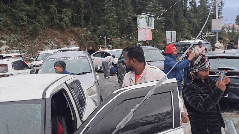 अरे धक्के तो लगवा दोगे... पहाड़ों की सैर का मजा न बन जाए सजा, चकराता से आया ये वीडियो देखा क्या