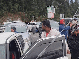 अरे धक्के तो लगवा दोगे... पहाड़ों की सैर का मजा न बन जाए सजा, चकराता से आया ये वीडियो देखा क्या