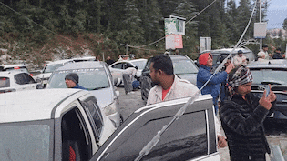 अरे धक्के तो लगवा दोगे... पहाड़ों की सैर का मजा न बन जाए सजा, चकराता से आया ये वीडियो देखा क्या