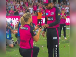 एलिस पेरी ने बाबर आजम को नहीं किया प्रपोज, ये है इस तस्वीर की सच्चाई