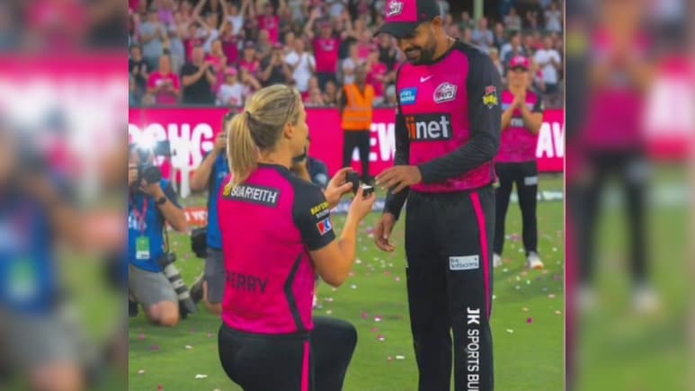 एलिस पेरी ने बाबर आजम को नहीं किया प्रपोज, ये है इस तस्वीर की सच्चाई