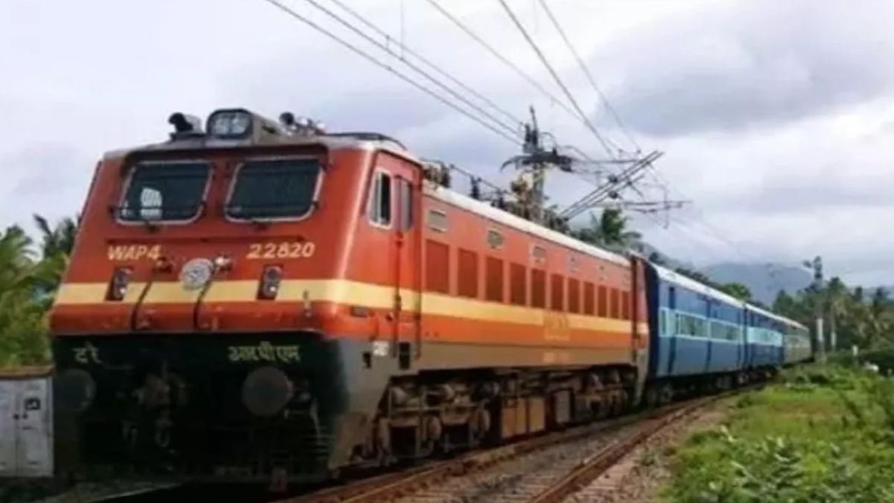 Indian Railway Rule: रात 10 बजे के बाद ट्रेन में नहीं कर सकेंगे यह 3 काम, सफर में ना हो मुश्&zwj;क&zwj;िल, जान लें ये न&zwj;ियम