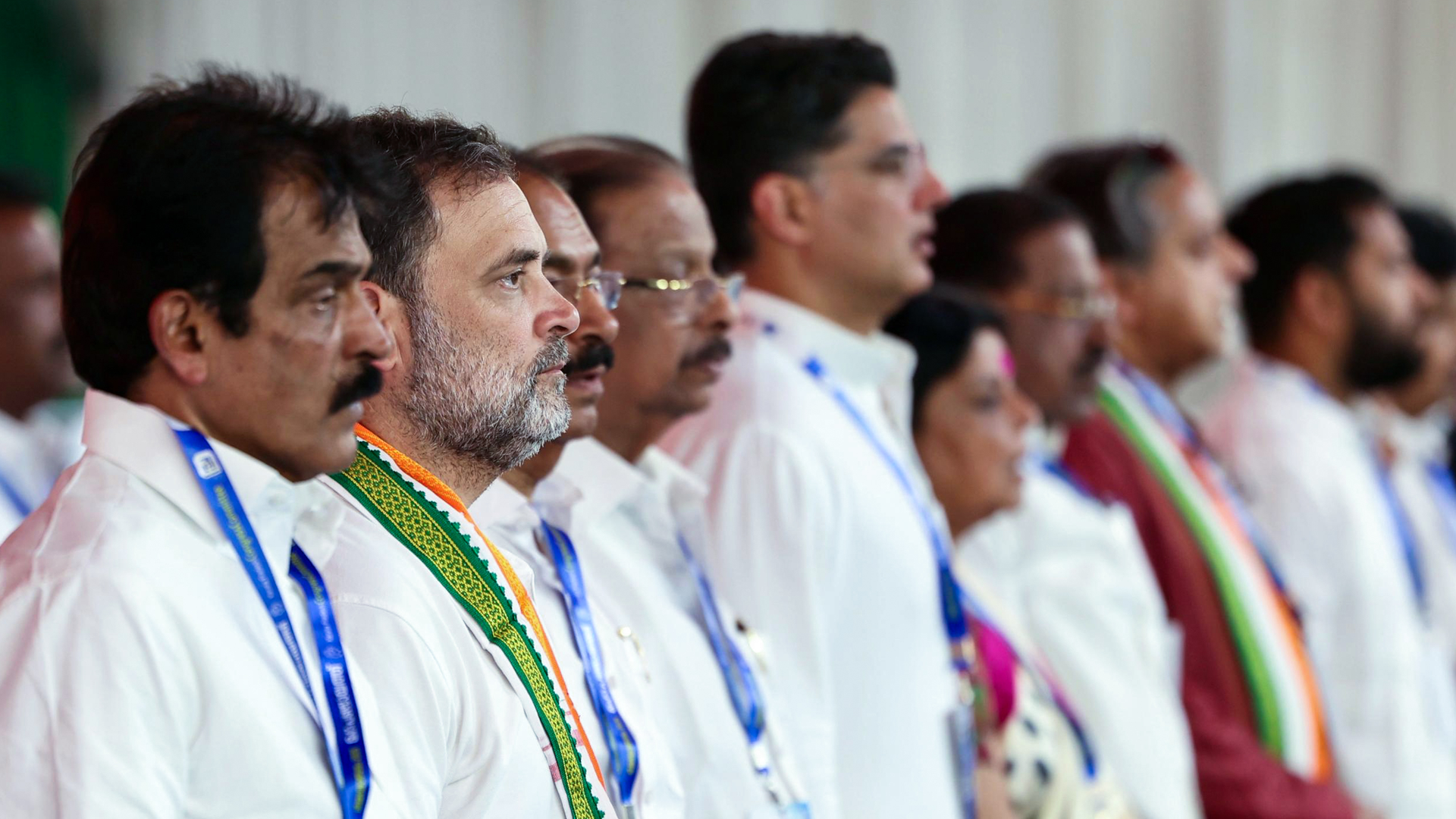 Tharoor-Rahul Cold War Hots Up: 17-yr Relations About To Snap?