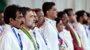 Tharoor-Rahul Cold War Hots Up: 17-yr Relations About To Snap?