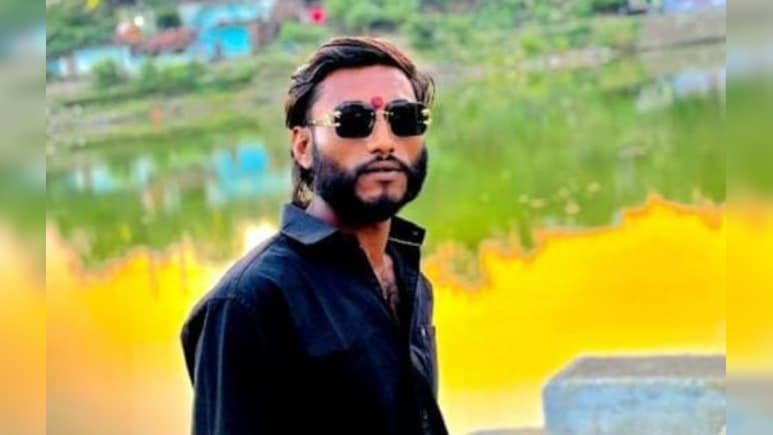 पहले गले लगाया, फिर चाकू मारकर की हत्या; एक आरोपी गिरफ्तार, दूसरे की तलाश जारी