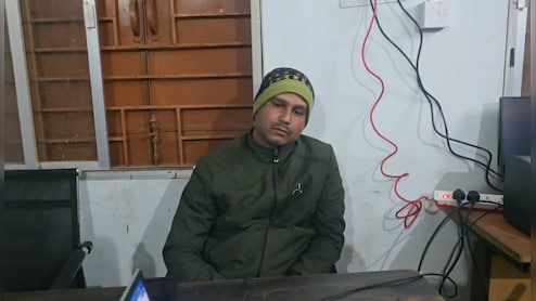 रिश्वतरखोर क्लर्क ने पैसे के बदले छीनी बाइक, ऑफिस के चपरासी से ट्रांसफर के लिए मांगे थे 80 हजार; रंगे हाथ गिरफ्तार