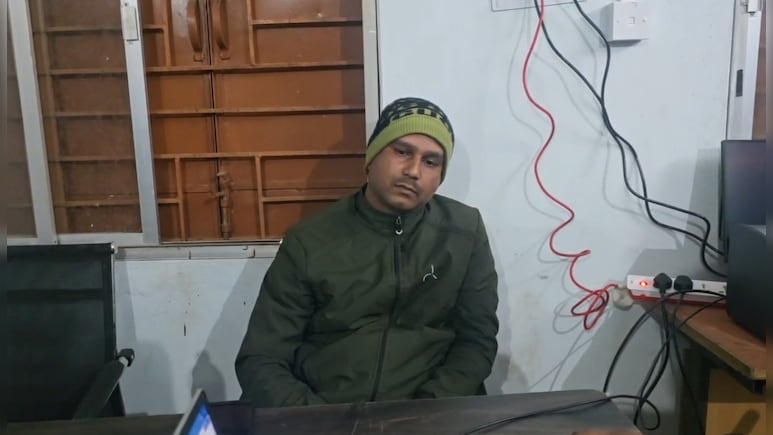 रिश्वतरखोर क्लर्क ने पैसे के बदले छीनी बाइक, ऑफिस के चपरासी से ट्रांसफर के लिए मांगे थे 80 हजार; रंगे हाथ गिरफ्तार