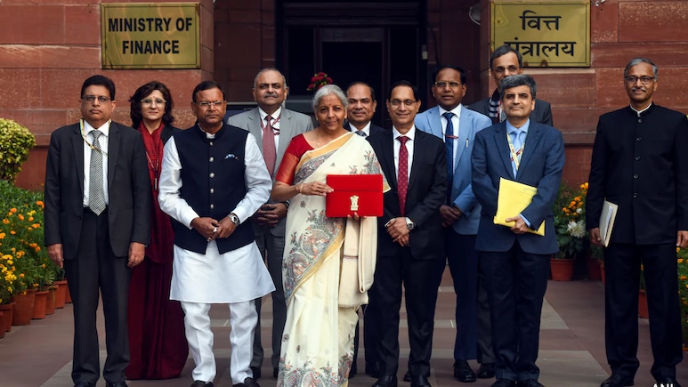 8 बजट और 8 रेशमी साड़&zwj;ियां: व&zwj;ित्त मंत्री का अनोखा स्&zwj;वैग, इस बार क्&zwj;या चुनेंगी व&zwj;ित्त मंत्री निर्मला सीतारमण