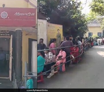 Video: पहाटे 4:00 वाजलेत आणि बाहेर लोकांची रांग लागलीय! 'या' साडीसाठी लागलंय लोकांना वेड, कारण काय?