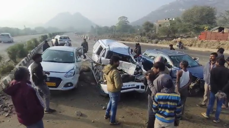 Rajasthan: नए साल पर राजसमंद में कोहरे का कहर,आपस में भिड़ीं 6 गाड़ियां, 7 घायल, 2 की हालत नाजुक