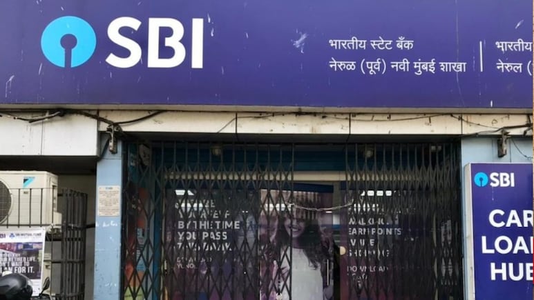 ATM से पैसे निकालना हुआ महंगा, SBI ने बढ़ा दिए चार्ज, जानिए ट्रांजैक्&zwj;शन की नई लिमिट