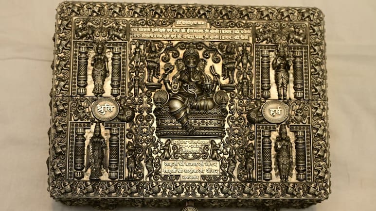 Rajasthan: 25 लाख का शादी कार्ड: 3 किलो चांदी में विराजे 65 देवता, जयपुर के पिता ने लाडली की शादी के लिए तैयार किया 'अजूबा'