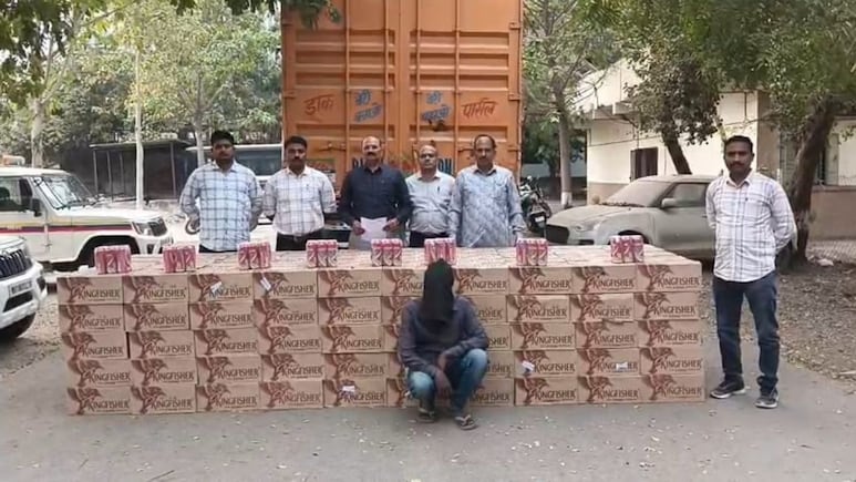 गुजरातकडे जाणाऱ्या कंटेनरमध्ये आढळले  बिअरचे 400  बॉक्स अन् बरंच काही..पोलिसांनी आरोपीची नशाच उतरवली