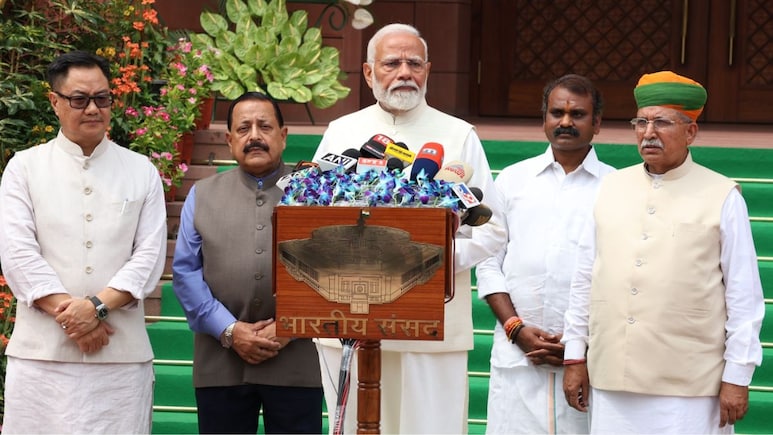 LIVE: बजट सत्र का आज दूसरा दिन, पीएम मोदी करेंगे मीडिया ब्रीफिंग, आज ही पेश होगा आर्थिक सर्वेक्षण