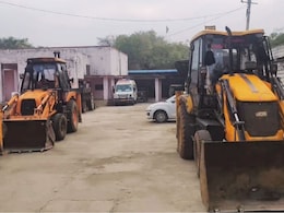 सड़क बनने लगी तो लोगों ने खुद ही घर पर चला दिया बुलडोजर, प्रशासन को नहीं करनी पड़ी मशक्कत