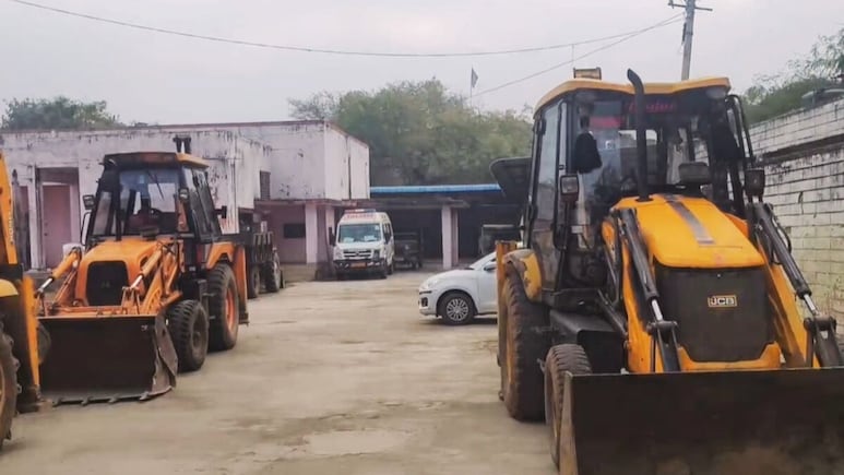सड़क बनने लगी तो लोगों ने खुद ही घर पर चला दिया बुलडोजर, प्रशासन को नहीं करनी पड़ी मशक्कत