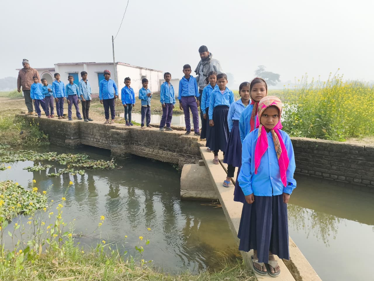 बिहार के इस गांव में स्कूल तो बन गया लेकिन सड़क नहीं, जान जोखिम में डाल नदी पार कर रहे बच्चे