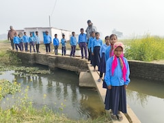 बिहार के इस गांव में शिक्षा की राह मुश्किल! स्कूल जाने के लिए जान जोखिम में डाल नदी पार कर रहे बच्चे