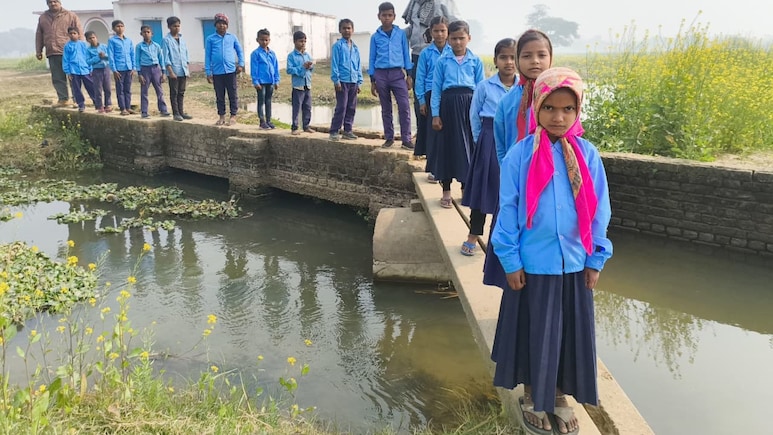 बिहार के इस गांव में शिक्षा की राह मुश्किल! स्कूल जाने के लिए जान जोखिम में डाल नदी पार कर रहे बच्चे