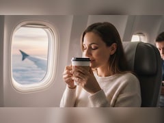 फ्लाइट में चाय कॉफी पीना पड़ सकता है भारी! डॉक्टर ने बताया क्यों 35,000 फीट पर ये आदत रिस्की है